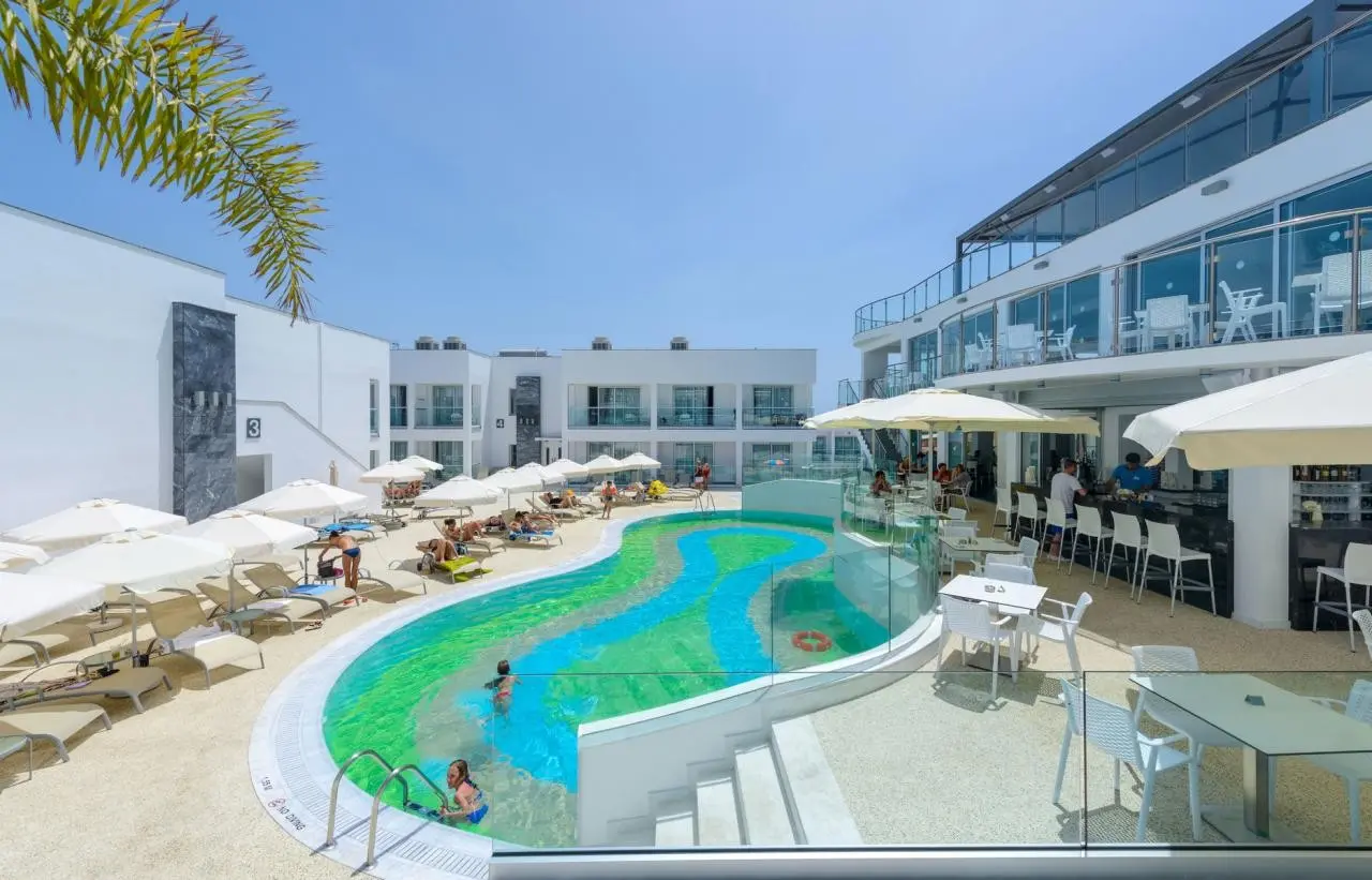Basen w hotelu Tasia Maris Oasis