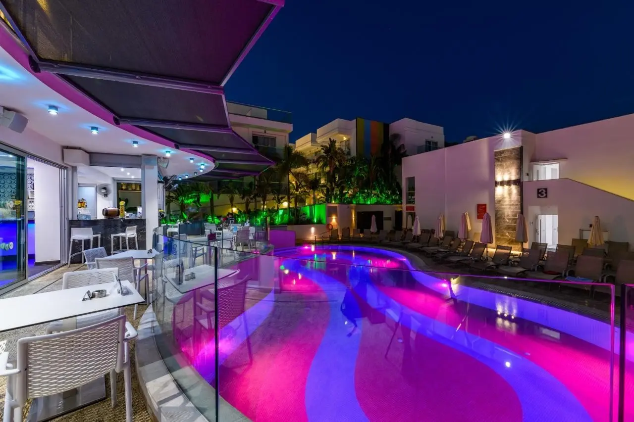 Basen w hotelu Tasia Maris Oasis