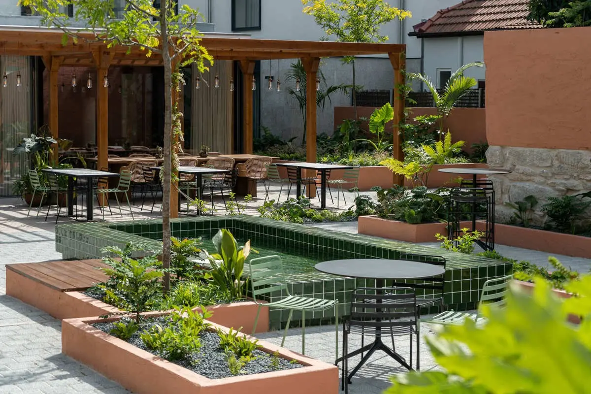 Restauracja i jedzenie w hotelu The Editory Garden Baixa Porto