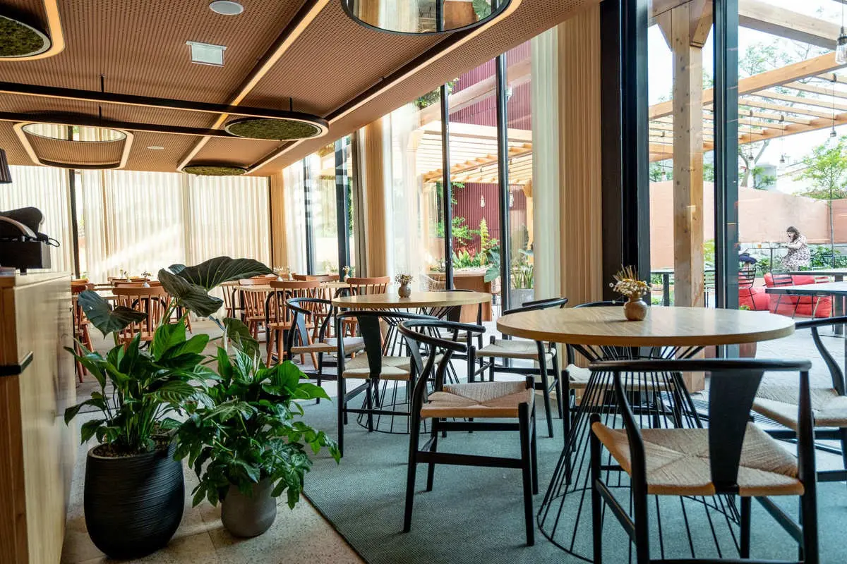 Restauracja i jedzenie w hotelu The Editory Garden Baixa Porto