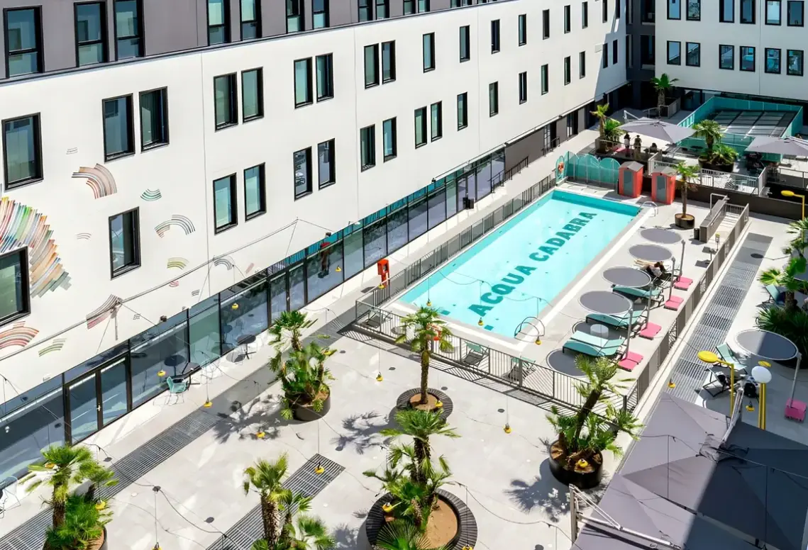 Basen w hotelu The Social Hub Bologna