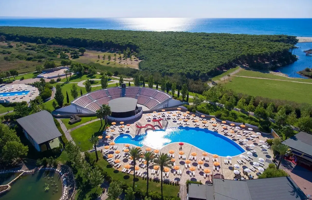 Basen w hotelu Torreserena Village