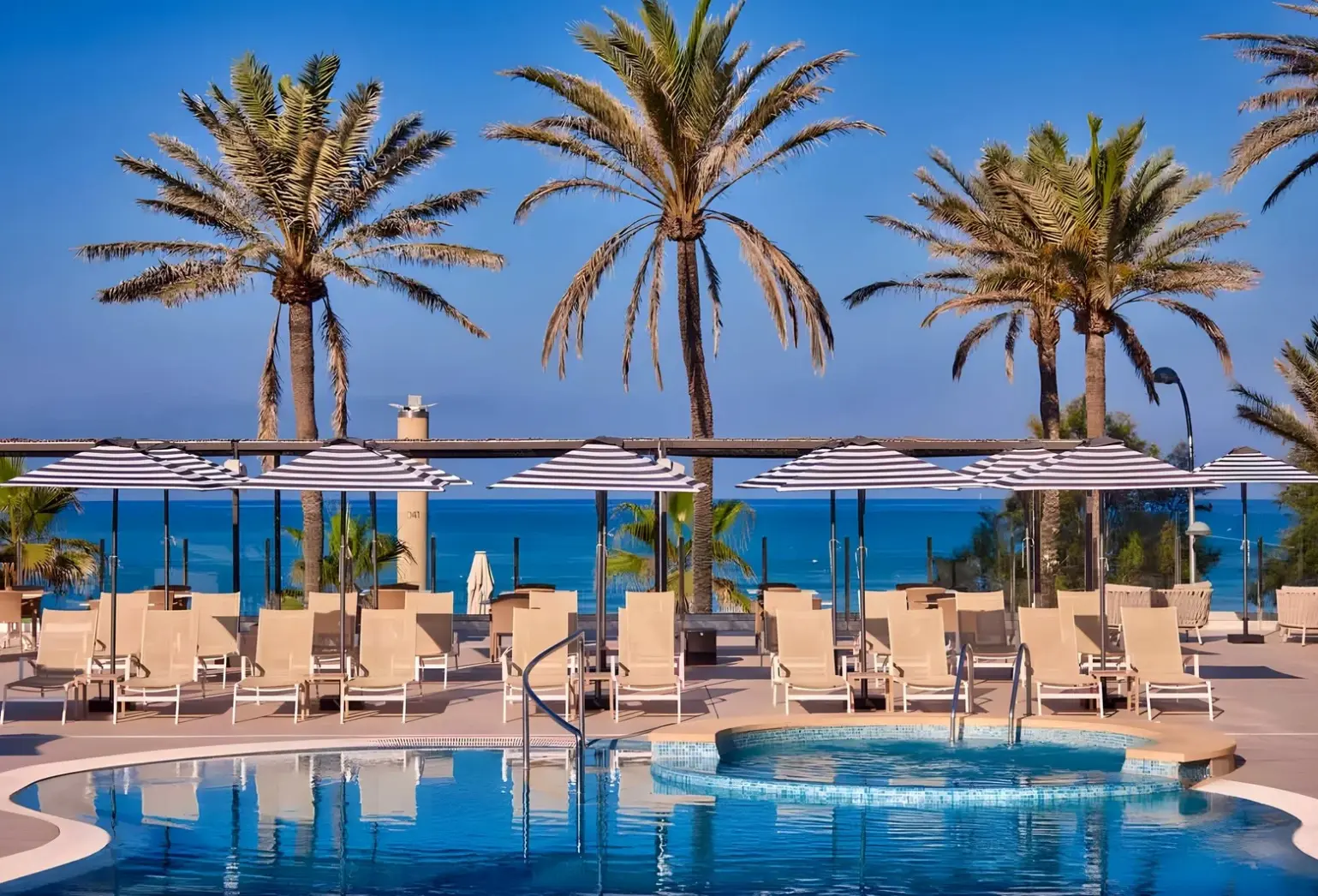 Basen w hotelu Universal Hotel Neptuno - Adults Only
