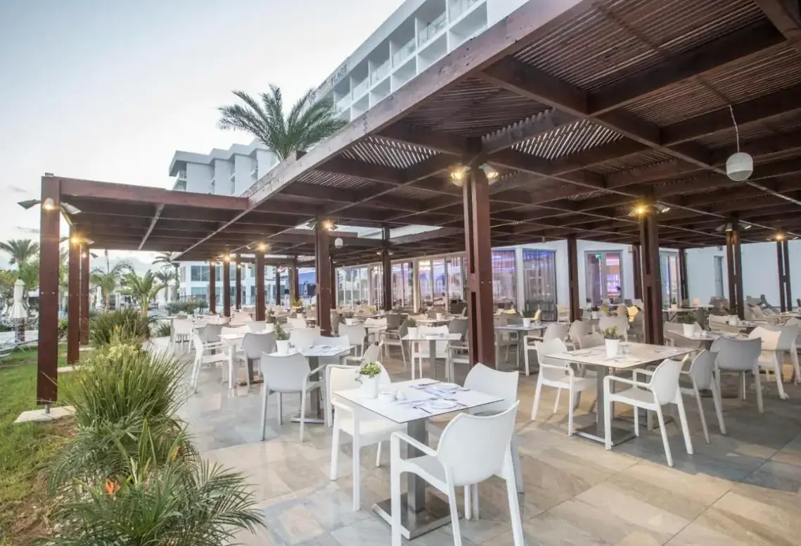Restauracja i jedzenie w hotelu Vassos Nissi Plage