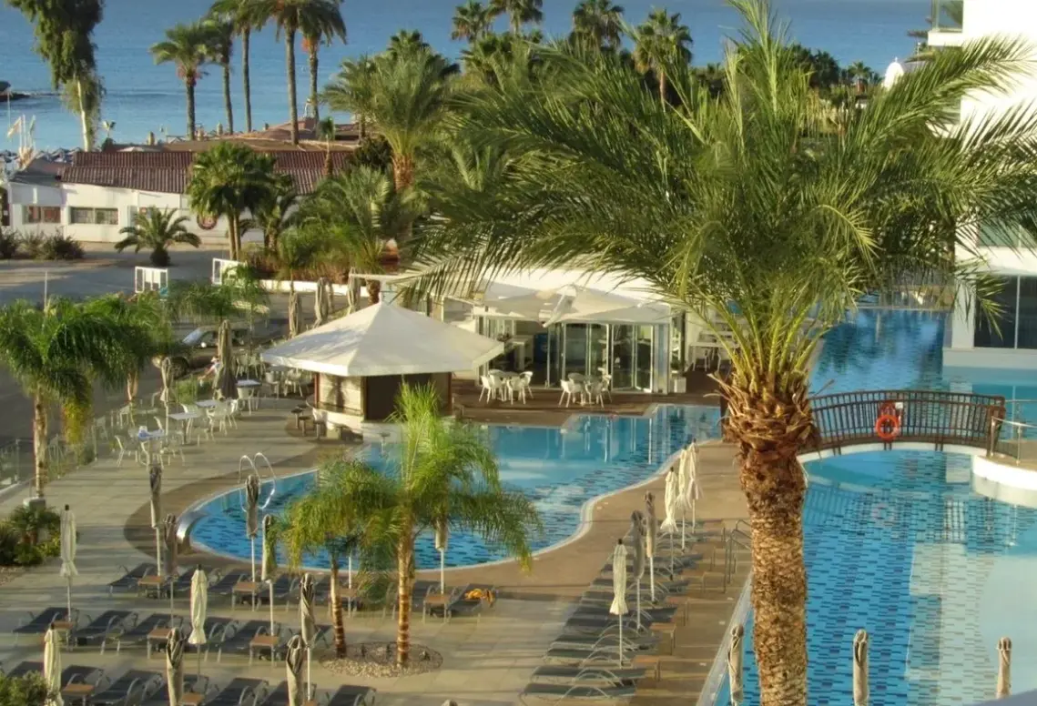 Basen w hotelu Vassos Nissi Plage