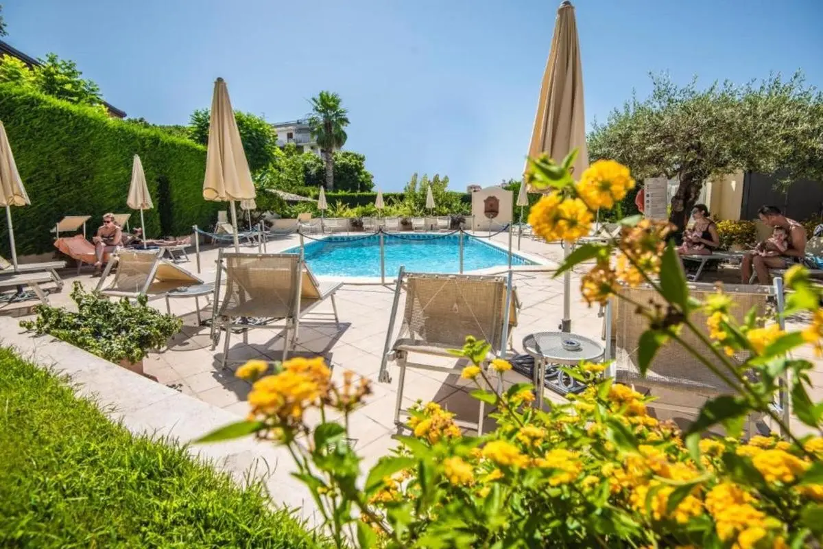 Basen w hotelu Villa Daphne