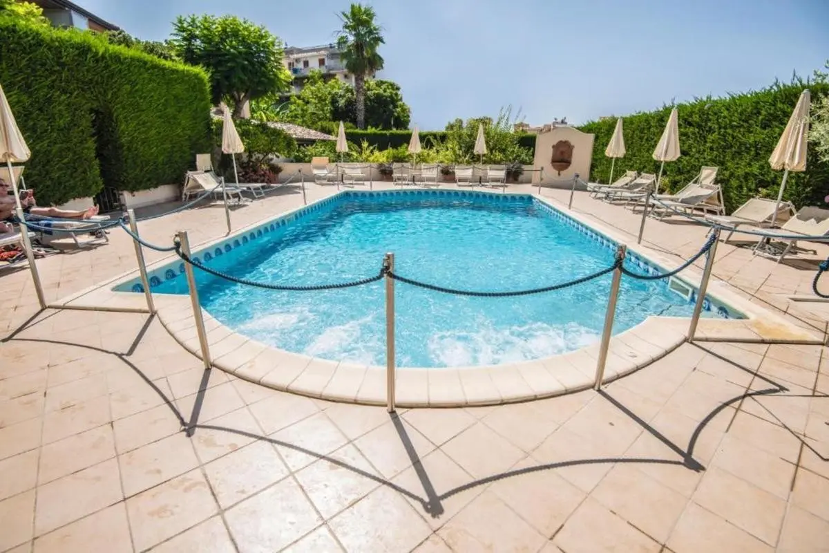 Basen w hotelu Villa Daphne