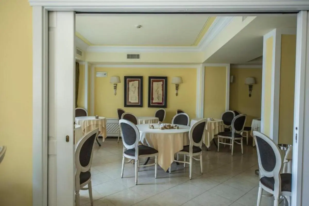 Restauracja i jedzenie w hotelu Villa Daphne