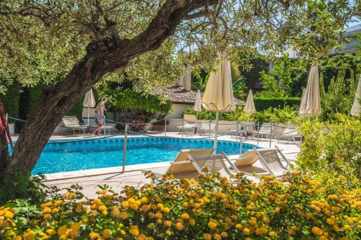 Basen w hotelu Villa Daphne