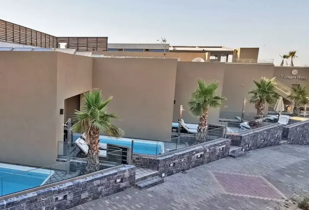 Basen w hotelu Villaggio Boutique Hotel