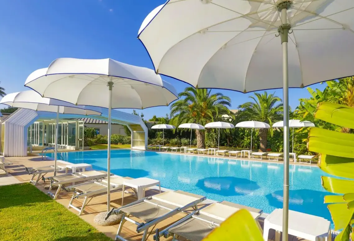 Basen w hotelu Voi Arenella Resort