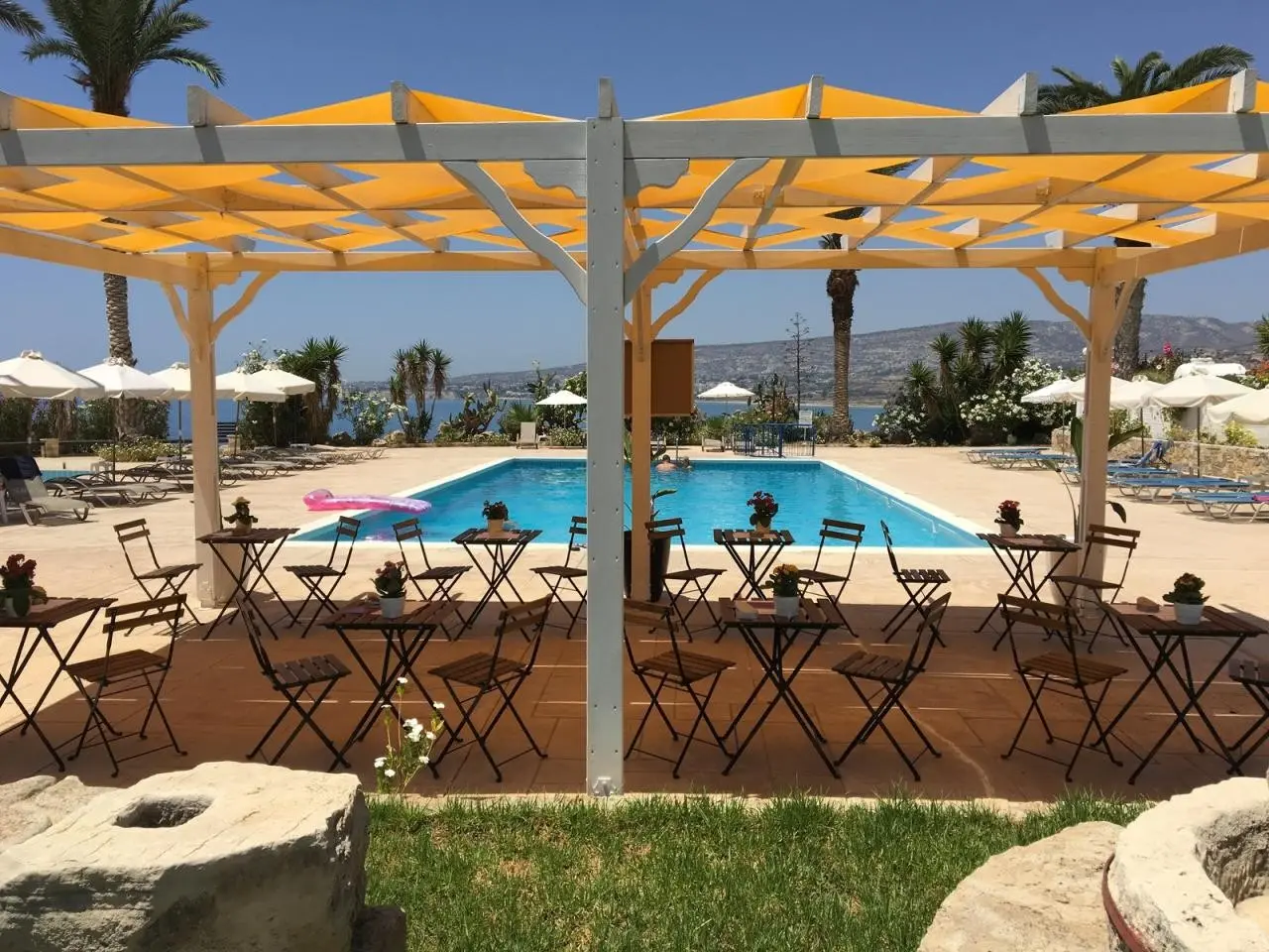 Basen w hotelu Vrachia Beach Hotel & Suites