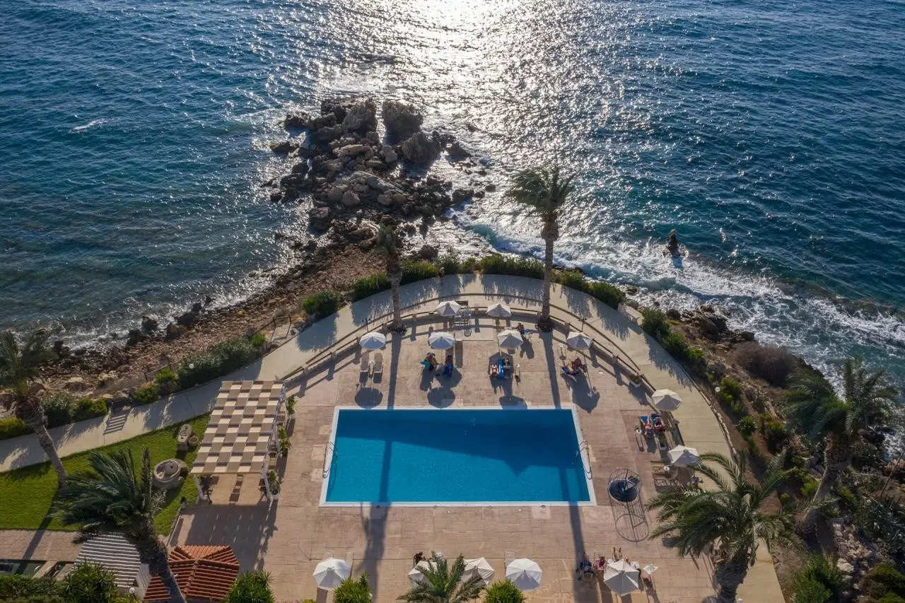 Basen w hotelu Vrachia Beach Hotel & Suites