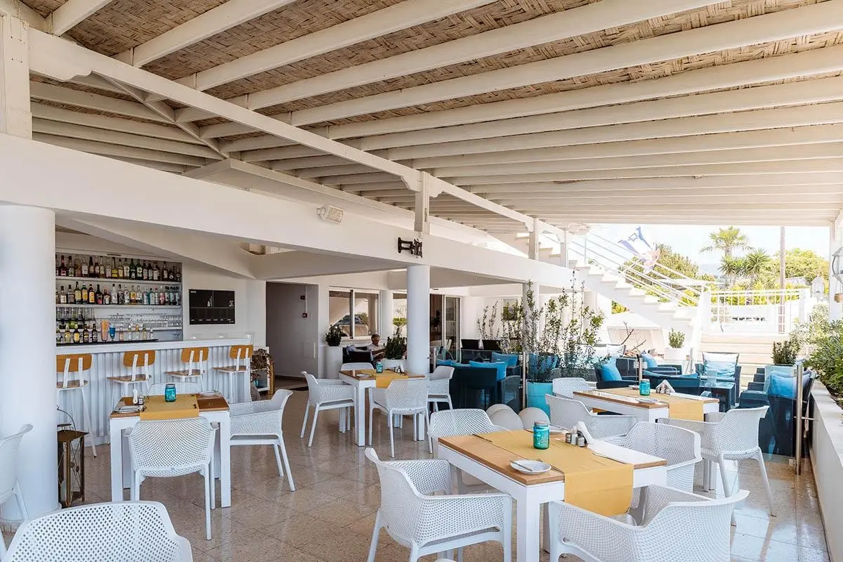 Restauracja i jedzenie w hotelu Vrachia Beach Hotel & Suites