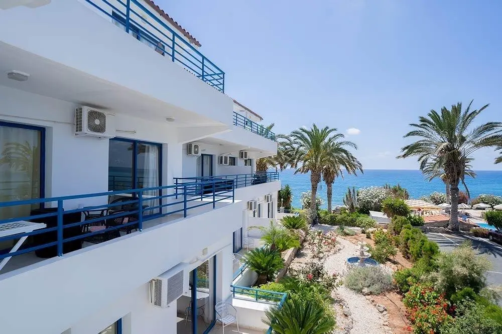 Plaża przy hotelu Vrachia Beach Hotel & Suites