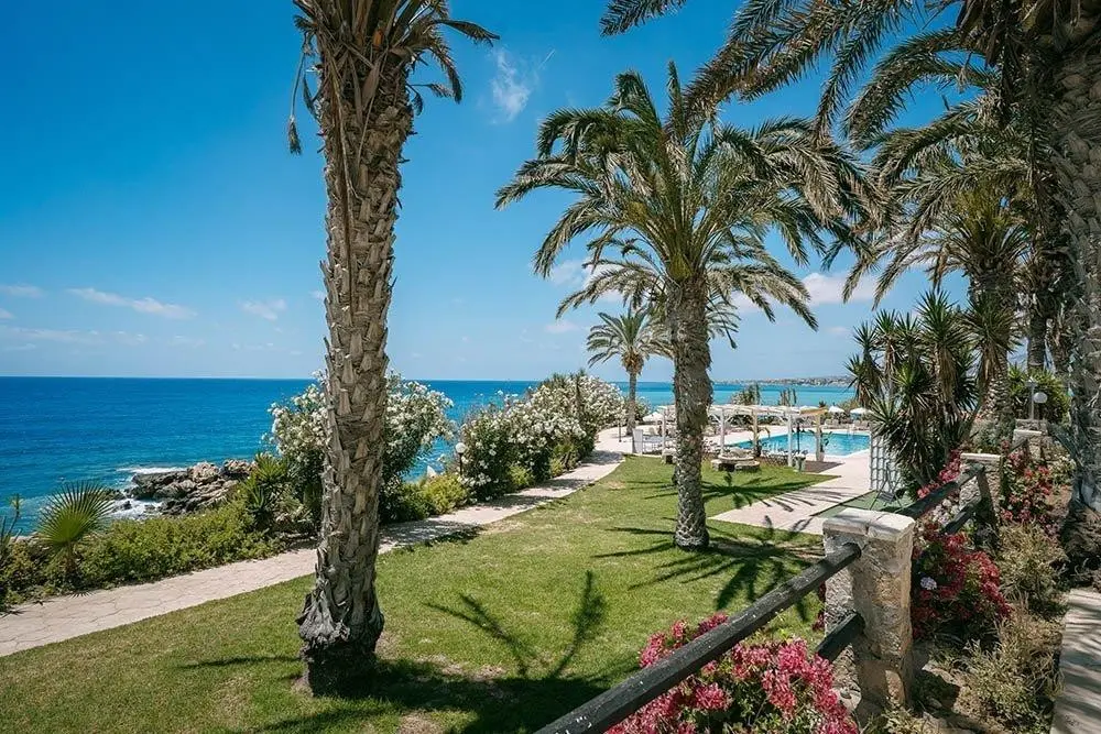 Plaża przy hotelu Vrachia Beach Hotel & Suites