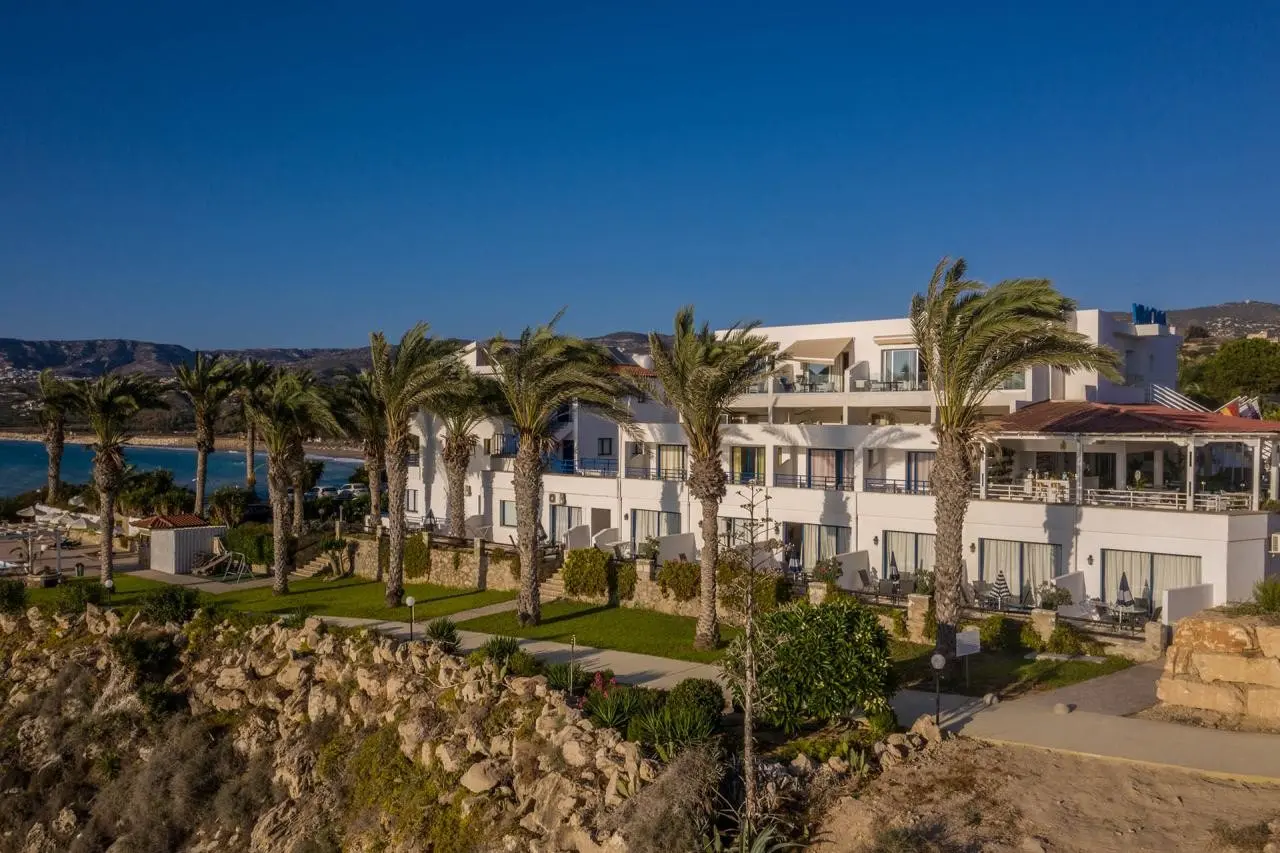 Plaża przy hotelu Vrachia Beach Hotel & Suites