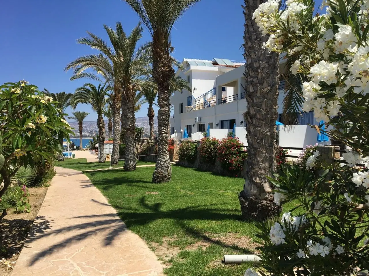 Plaża przy hotelu Vrachia Beach Hotel & Suites