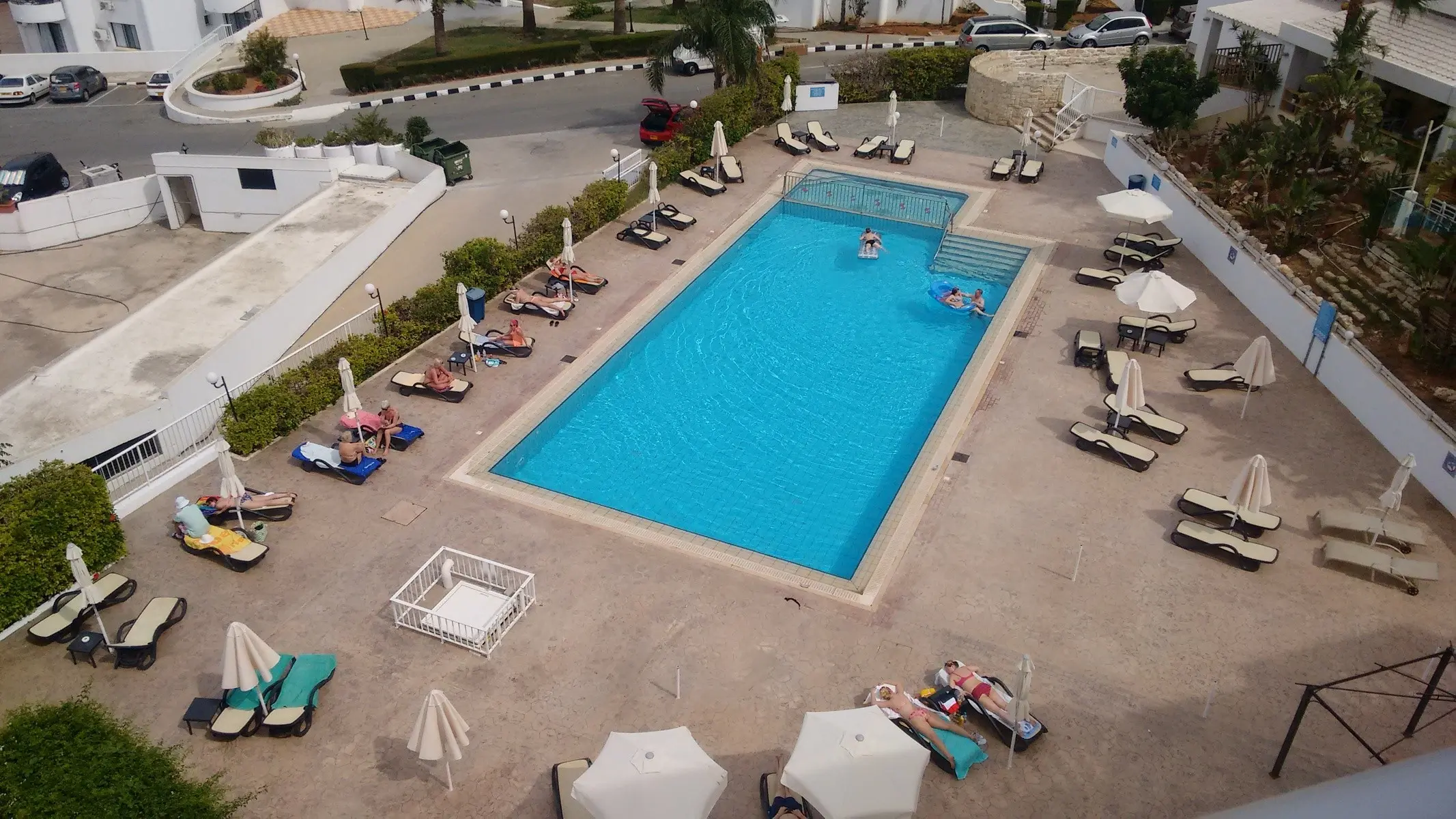 Basen w hotelu Vrissaki Hotel Apartments