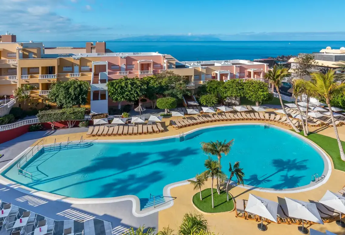 Basen w hotelu Allegro Isora