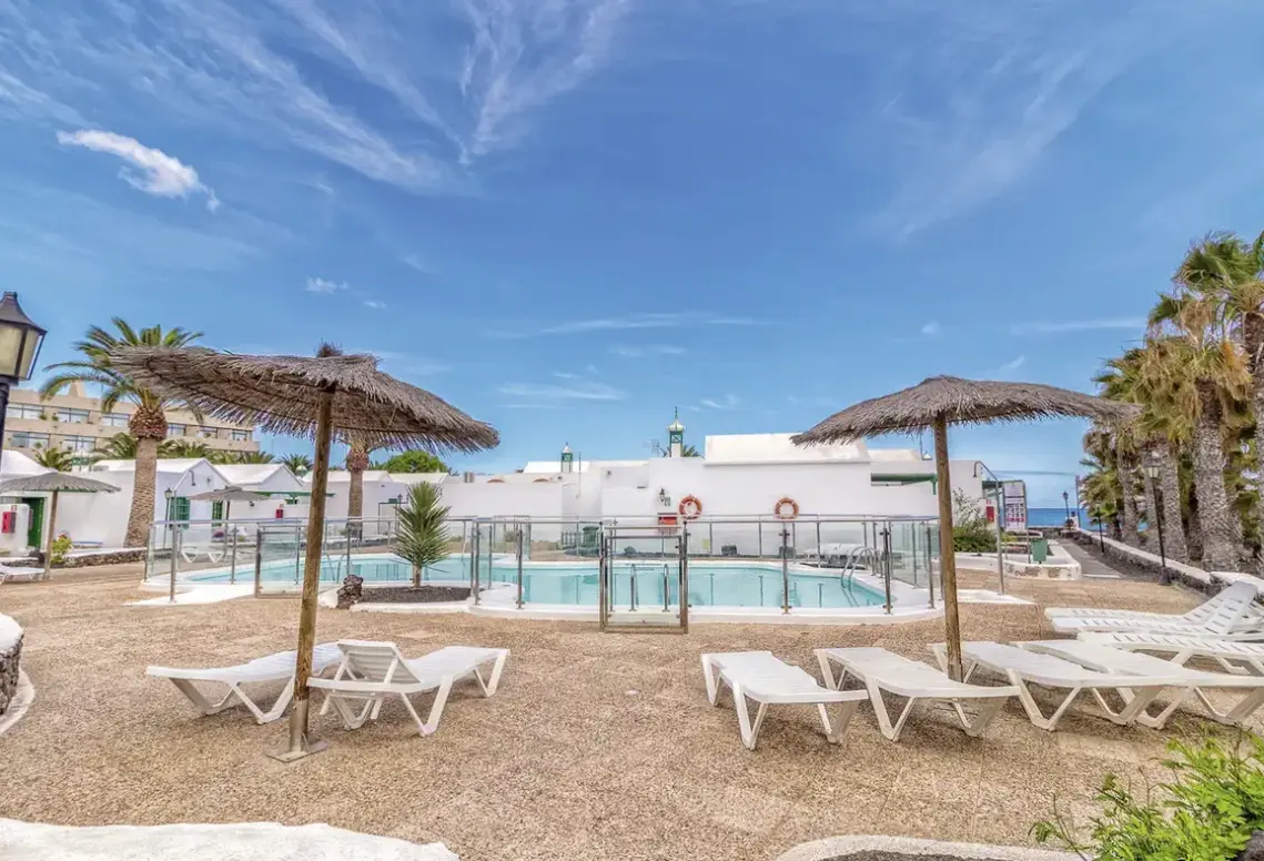 Basen w hotelu Apartamentos Livvo Las Gaviotas