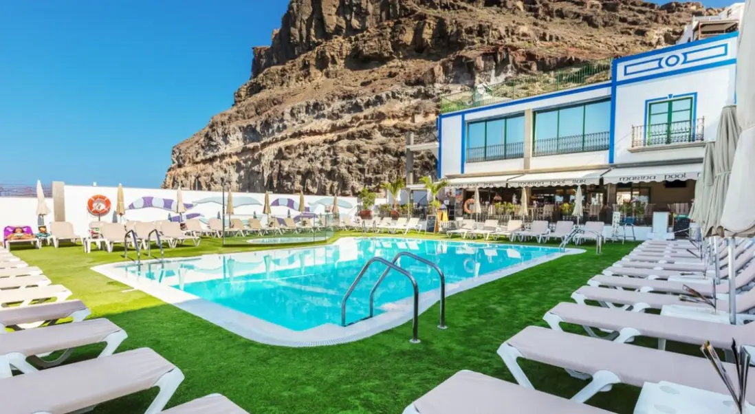 Basen w hotelu Apartamentos Livvo Puerto de Mogan
