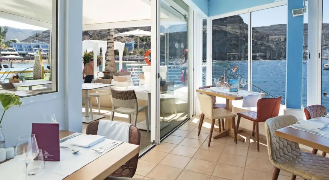 Restauracja i jedzenie w hotelu Apartamentos Livvo Puerto de Mogan