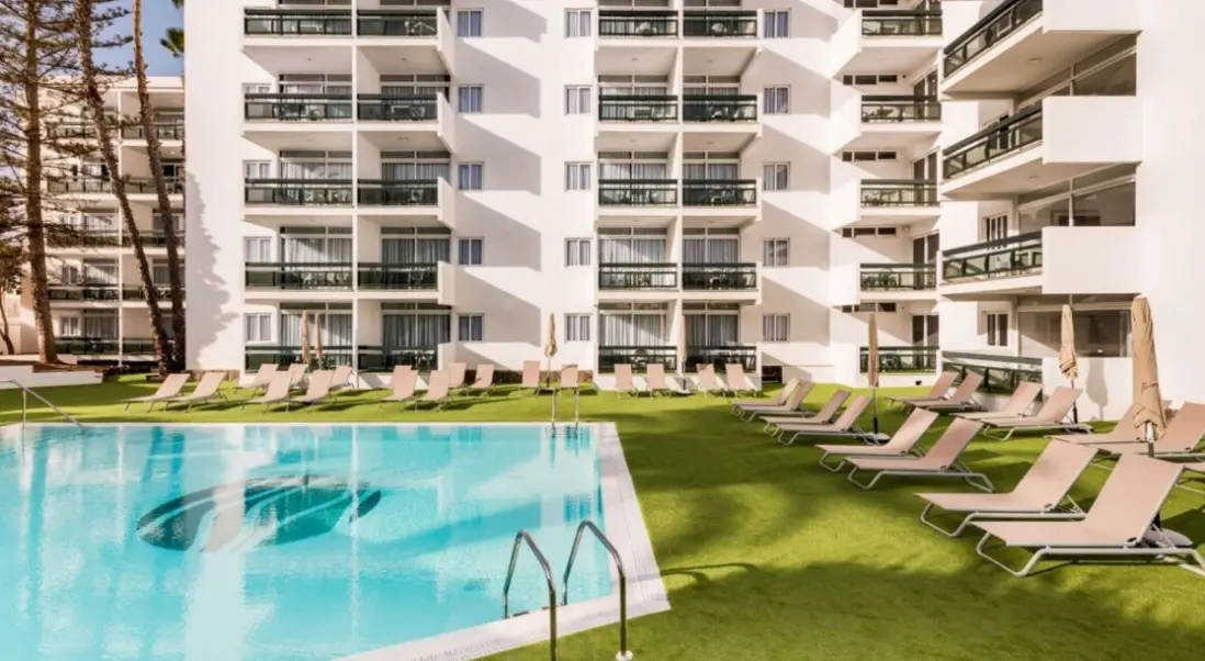 Basen w hotelu Apartamentos Roca Verde