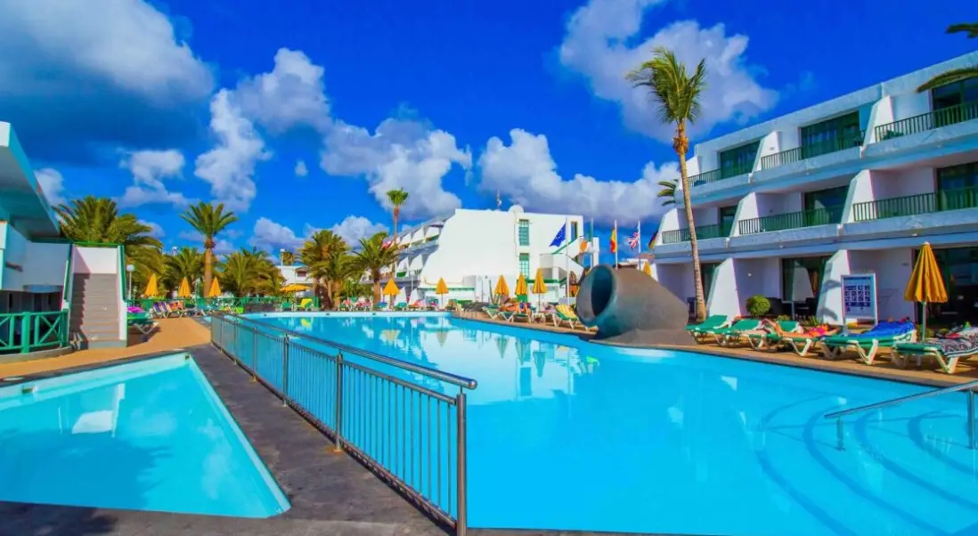 Basen w hotelu Appartements La Penita