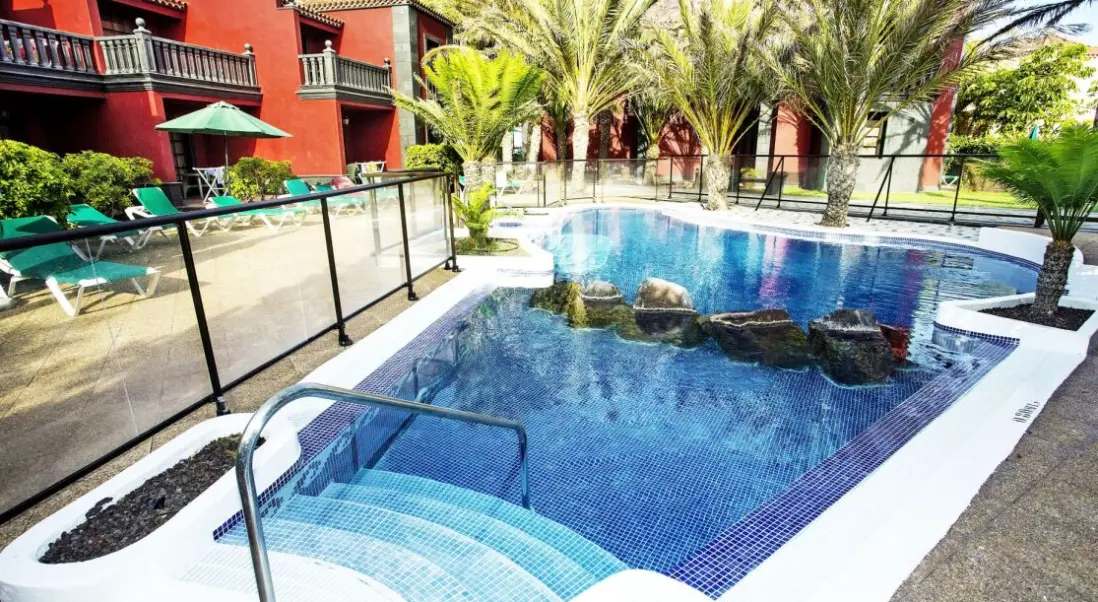 Basen w hotelu Appartements Punta Marina
