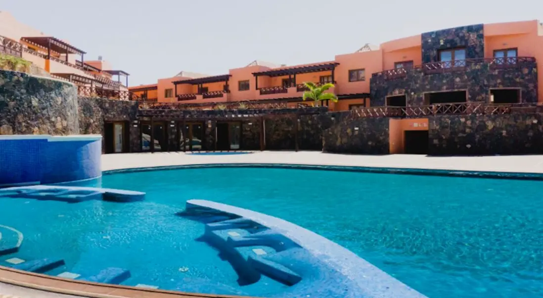 Basen w hotelu Arena Castillo Apartments