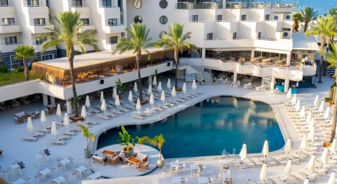 Basen w hotelu Arin Resort