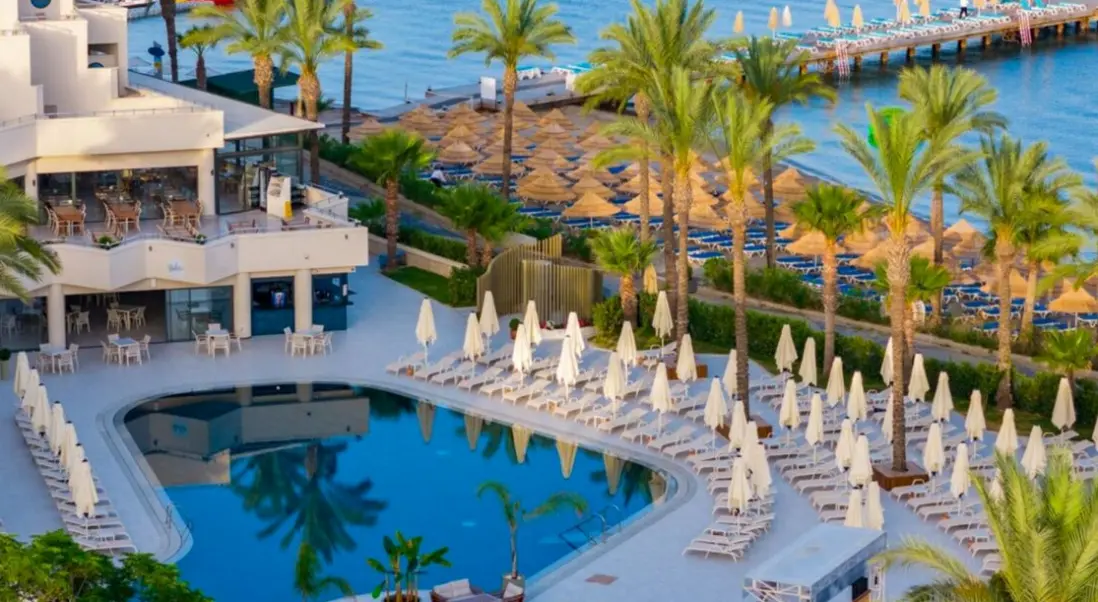 Basen w hotelu Arin Resort