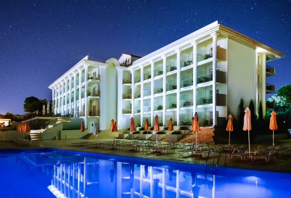 Basen w hotelu Avalon Palace Hotel