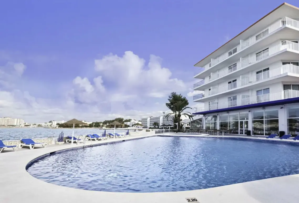 Basen w hotelu Azuline Mar Amantis I & II
