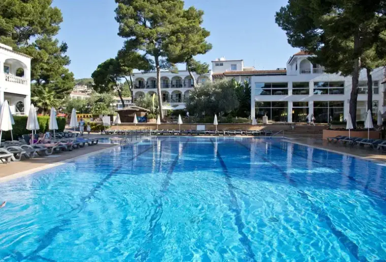 Basen w hotelu Beach Club Font de Sa Cala