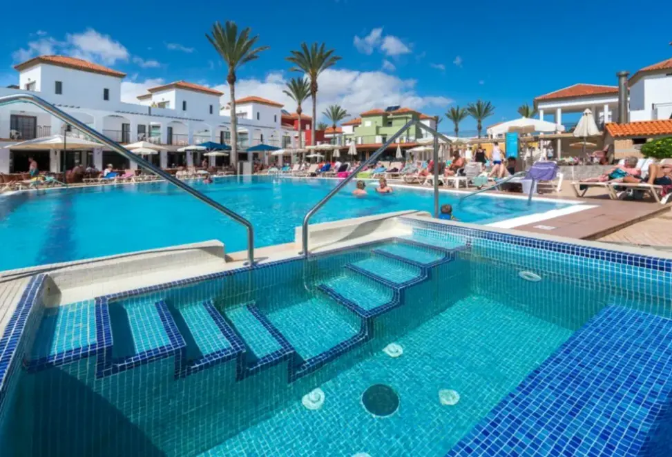 Basen w hotelu Broncemar Beach