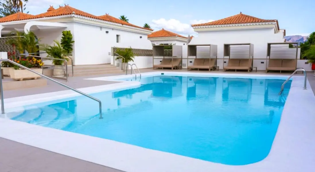 Basen w hotelu Bungalows Tara