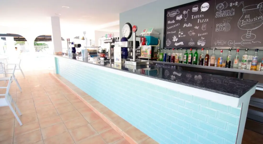 Restauracja i jedzenie w hotelu Cala Llenya Resort Ibiza