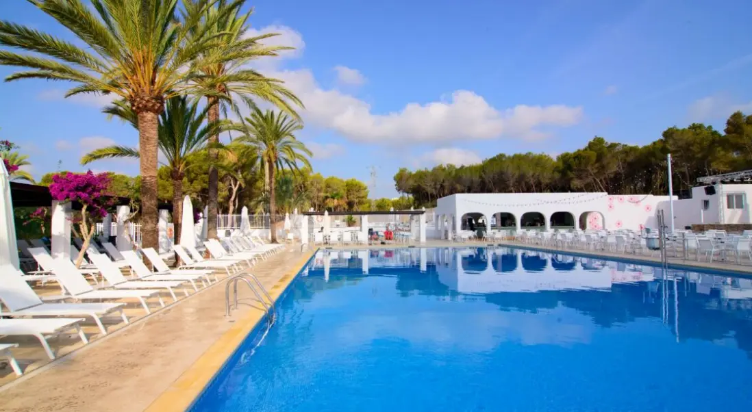 Basen w hotelu Cala Llenya Resort Ibiza