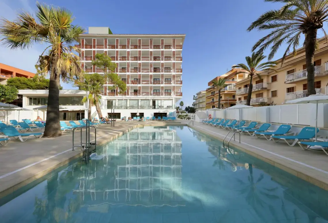 Basen w hotelu Caleia Talayot Spa Hotel