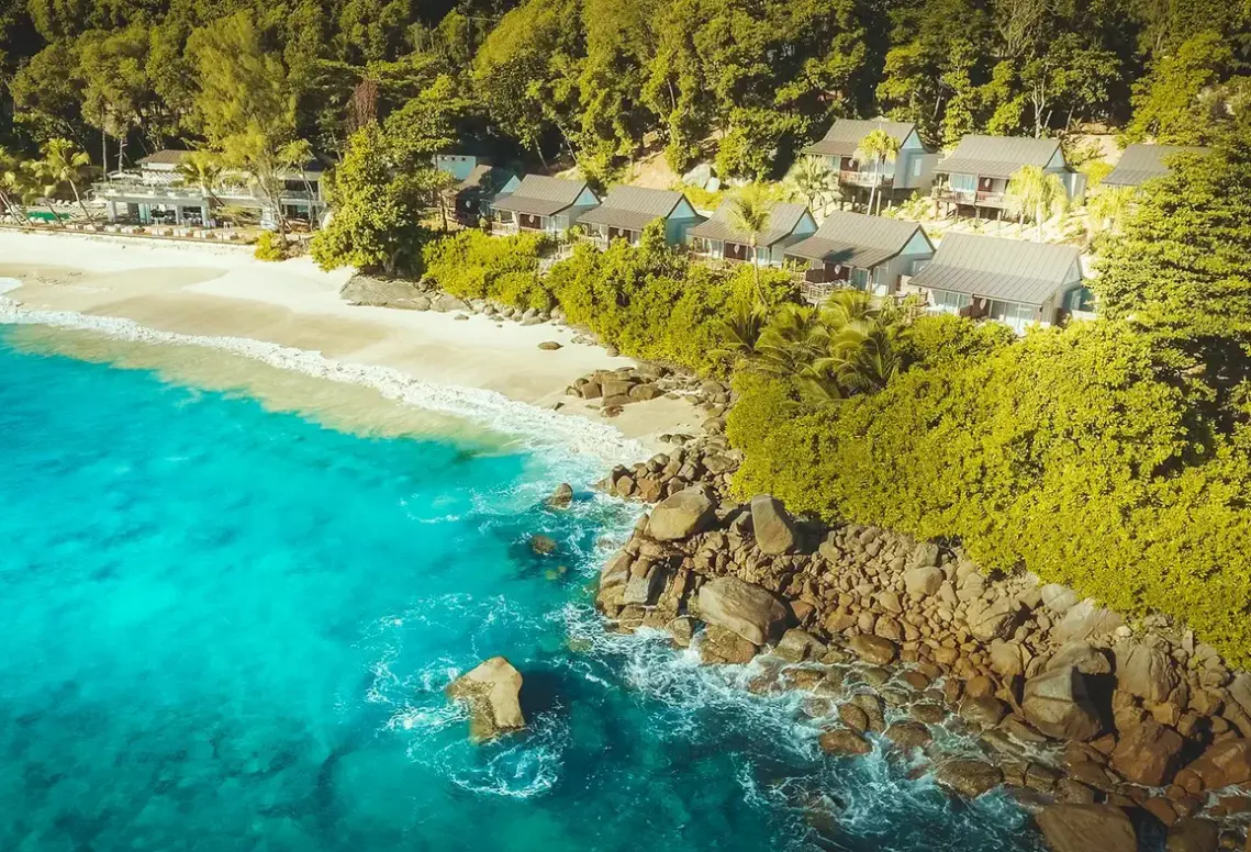Plaża przy hotelu Carana Beach Hotel