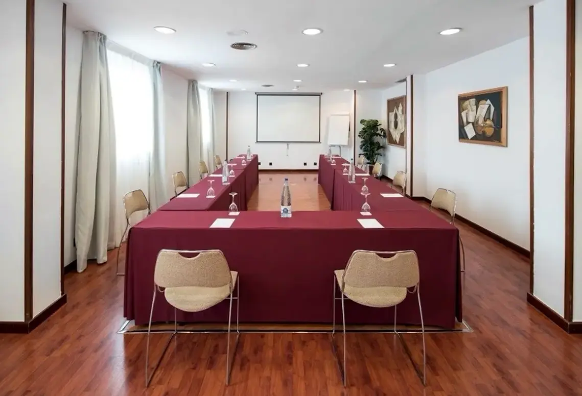Restauracja i jedzenie w hotelu Catalonia Gran Verdi