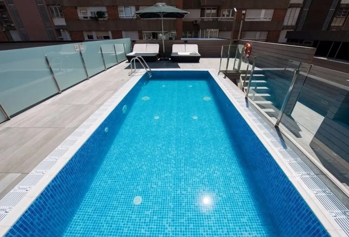 Basen w hotelu Catalonia Rigoletto