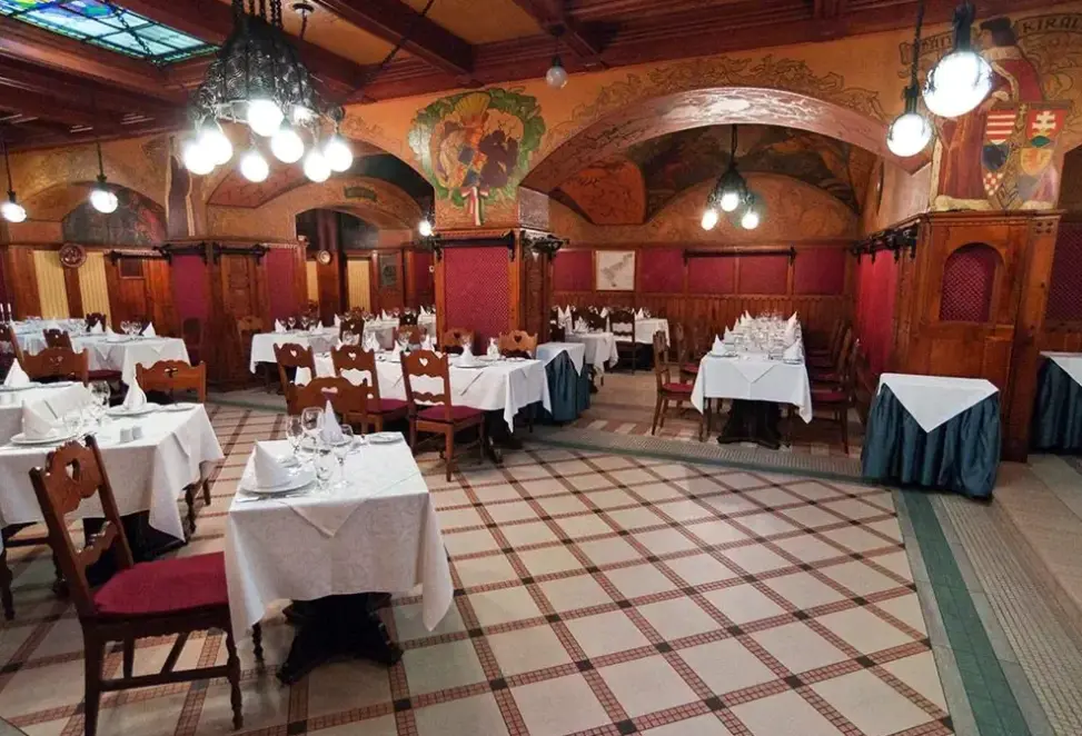 Restauracja i jedzenie w hotelu City Hotel Matyas