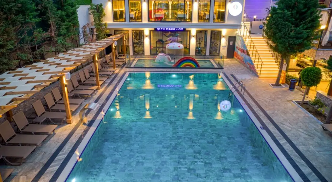 Basen w hotelu Club Big Blue Suite Hotel
