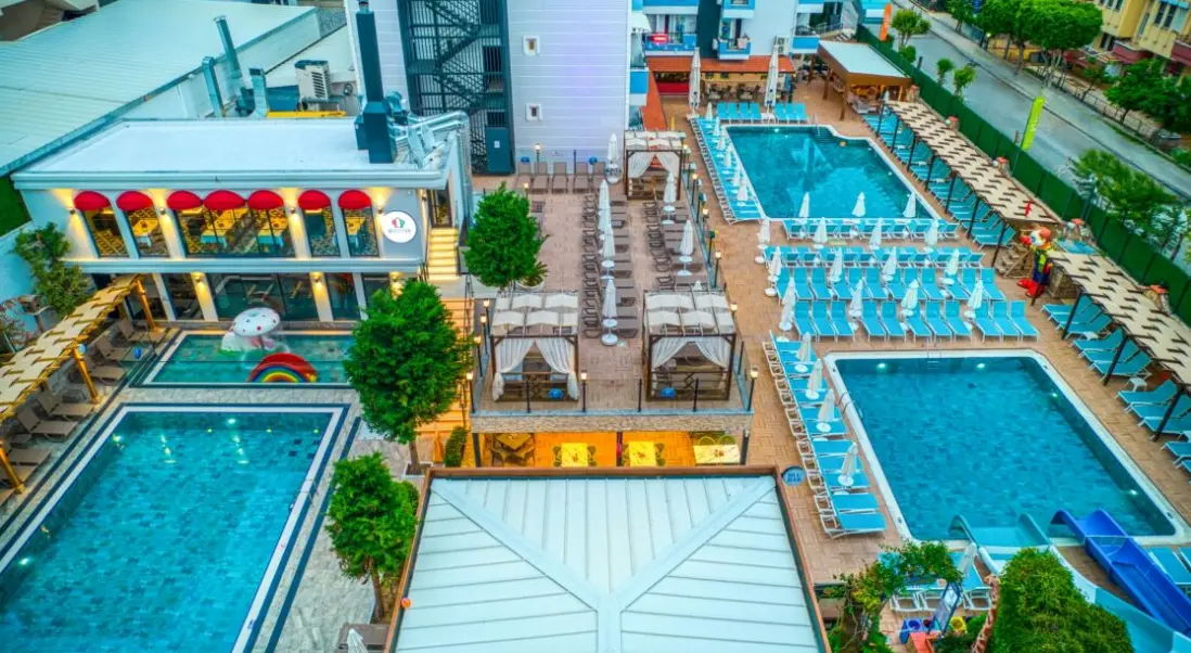 Basen w hotelu Club Big Blue Suite Hotel
