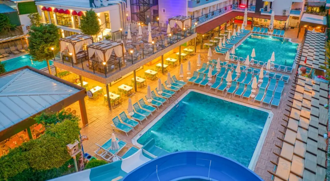 Basen w hotelu Club Big Blue Suite Hotel