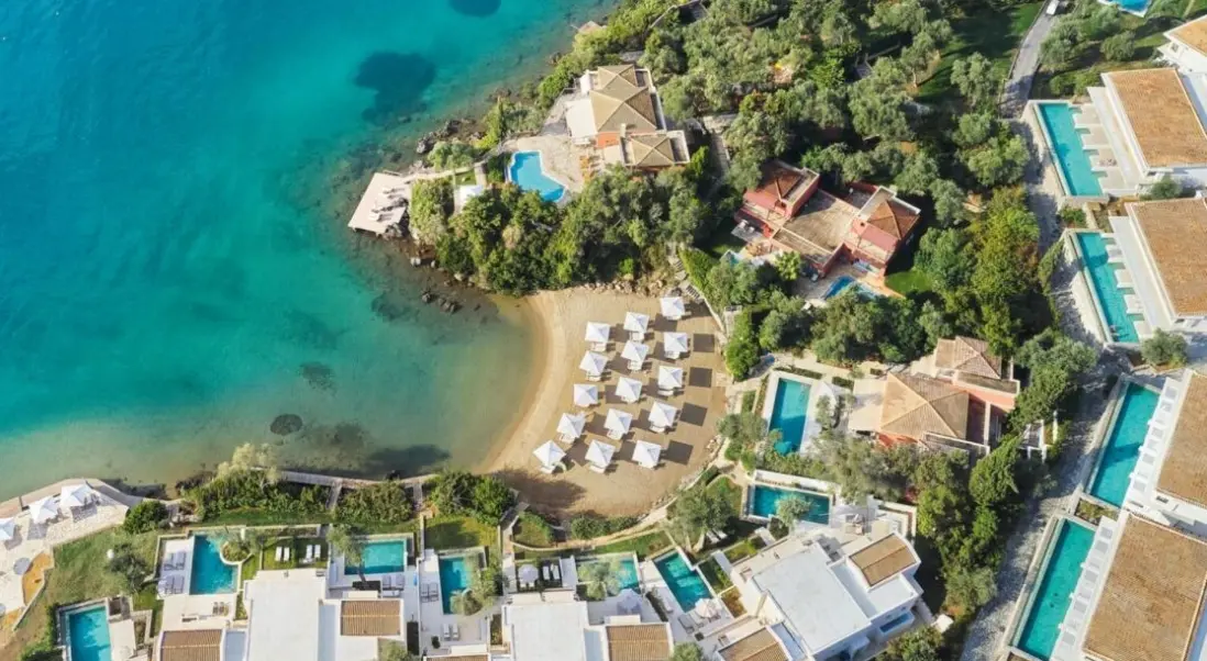 Plaża przy hotelu Corfu Imperial - A Grecotel Resort to Live at Kommeno Peninsula