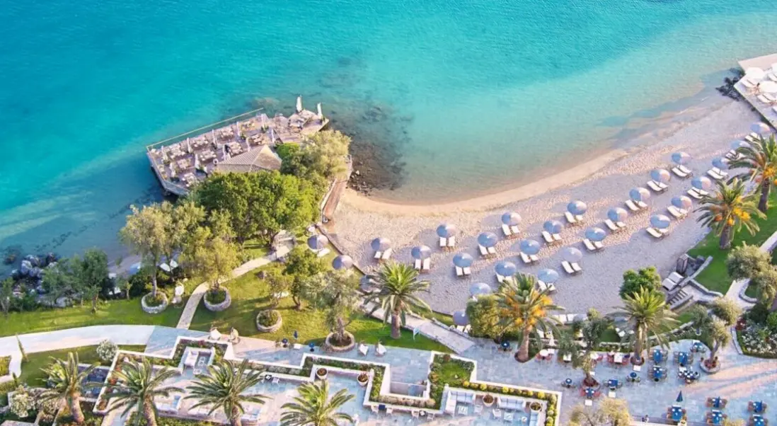 Plaża przy hotelu Corfu Imperial - A Grecotel Resort to Live at Kommeno Peninsula